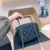 Berömd fransk designer äkta läderkvinnor Crossbody Bag Classic Fashion Diamond Lattice Trähandtag som bär polväska Dubbel bokstav Högkvalitativ axelväska