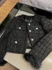 Abito a due pezzi di lusso Piccolo vento profumato Tweed Set a due pezzi per le donne Autunno Inverno Finitura in pelliccia Giacca cortaMini gonna Abiti Abiti femminili 231205