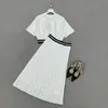 Designer Kvinnors kostym Black and White Short Top Pleated kjol Set Collar Letter Printed Letter Woven Elastic Casual kjol