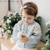 Cardigan 80-130 cm Primavera Autunno Maglione per bambini Maglione per bambini lavorato a maglia Neonata Abbigliamento invernale Maglione per bambini ricamato a margherita solido azzurro Q231206