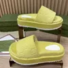 25% de réduction Chaussures de sport 2024 Version haute G Family Candy Pantoufles en peluche de couleur unie avec semelles épaisses hauteur accrue nouvelle tendance décontractée et polyvalente droite