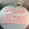 Luxe pasgeboren casual rompertjes pakken baby's slaapkleding jumpsuit katoen zacht warm beddengoed dekens met hoed en slabbetje luier 5 stuks babykleding cadeau A9654