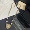 Tasarımcı Kolye Kolyeleri Gelenek Seryaklar 18K Altın Kaplama Gümüş Bakır Kristal İnci Kadınlar Marka Mektubu Düğün Takı Noel Hediyesi5