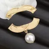 Designer Pearl Broche Jewelry peitoral peitoral de ponta de ponta de ouro masculino famosos famosos da marca geométrica letra broachos Bride Bride Wedding Party Christmas Gift Presente de Natal