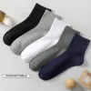 Herrstrumpor 10 Parspack Mens Cotton Business Middle Tube Deodorant andningsbar fast färg Sokken Comfort Sports mångsidig Sox 231205