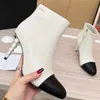 23SS Bottines pour femmes Designer Chaussures décontractées Talons aiguilles 8 cm Peau de vache avec fausse perle Chaussure de loisirs Dames Noir Blanc Kaki Texture matelassée Botte de neige en plein air