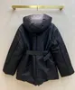 豪華なデザイナー女性のダウンジャケットロゴジッパーフードコットンジャケット冬の黒い暖かくてファッショナブルな汎用性の高いジャケット付きのジャケット