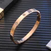 Designer Armband för män och kvinnor avancerade LuxuryFemale Full Sky Star Set Diamond Rostfritt stål Non Fading Titanium Open Armband Male Handpiece
