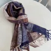 Sciarpe di design Nuova Sciarpa di lana bicolore double face Lowe Sudcoreano stesso stile caldo in inverno con scialle con nappe 40x200 cm
