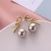 CLIP-ON SCREW BACK Vintage Metal Gold Big Shiny Pearl Clip örhängen Geometrisk oregelbunden design för Women Girl Non Pierced Ear CL279D