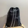 Famoso designer francês de cor sólida mochila feminina 23 nova moda clássica nylon emenda couro genuíno bolsa com cordão letras duplas bolsa balde de alta qualidade