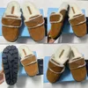 Pantoufles en peau de mouton Slippers in montone Cognac mules sandals 1S711M Fodera montone Logo triangolo in metallo smaltato luxury brand fluffy shearling sandal