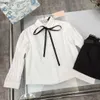 Las niñas de la marca visten trajes de diseñador para bebé Chándal Tamaño 100-150 Camisa de solapa de un solo pecho Falda corta irregular con cinturón Dec05