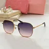 Armação quadrada de metal com óculos de sol impressos com letras, gradiente feminino elegante Lunettes de soleil protetor de nariz com armação dourada e logotipo de letra gravado SMU50YS viagem