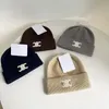 2024 Designer Sticked Hat Skullcap Ladies Hat Officiell webbplats Män och kvinnor Synkront förtjockad varm vinter Essential gåva