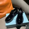 Leder-Dreieck-Logo-Loafer mit dicken Absätzen für Damen 2023, neuer Frühling und Herbst, Retro-Stil, ein Fuß trägt faule kleine Lederschuhe mit dicken Sohlen