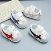 Småbarn Babyskor Nyfödda spädbarnsskor Designers Barn randiga sneakers pojke flicka mjuk sula spjälskor baby först vandrare 0-18månad