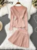 Robe deux pièces Costumes deux pièces rose pour femmes cardigan court un simple bouton jupe courte ensembles pull A2K hiver 231206