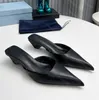 Sandálias escovadas Designer de couro estilingue bombas moda praia mulheres saltos acolchoados nappa slides sandálias