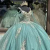 Lyxig ljusgrön quinceanera klänningar spetsar applikation pärlor från axeln med cape sweet 16 klänning vestido de 15 anos prom klänningar