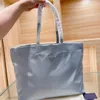 Luxury Designer Brands Shopping Bags Women Triangle Etikett Vattentät Leisure Travel Bag Stora kapacitet Nylon Mommy Tote P2301206