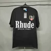 Rhude Mens Designer TシャツビーチチェアティーグラフィックTシャツは、スクリプトを開けたカスタムフィットビンテージコットン半袖LPMラグジュアリーSHR4を特徴としています