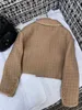 Kurtki damskie marka projektantki 2023 Autumn/Winter New Miumius Girl Style Letter Micro Etykieta Single Row Gold Burekle Short For For Women 2PJ1