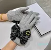 Nuevos guantes de lana con correa de mariposa grande para mujer, cálidos guantes de lujo con forro de terciopelo, guantes de piel de oveja de alta calidad