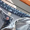 Mäns jeans streetwear designer män rippade jeans personlighet lapptäcke ficka koreanska rippade hål sömmar denim byxor manliga hiphop 231206