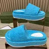 25% de réduction Chaussures de sport 2024 Version haute G Family Candy Pantoufles en peluche de couleur unie avec semelles épaisses hauteur accrue nouvelle tendance décontractée et polyvalente droite