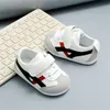 Criança bebê sapatos recém-nascidos sapatos infantis designers crianças listrado tênis casuais menino menina sola macia sapatos de berço do bebê primeiros caminhantes 0-18month