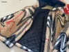 Burberrlies 럭셔리 디자이너 베이비 재킷 두꺼운 양고기 양모 아이 코트 크기 100-150 유아 겨울 의류 아이 후드 겉옷 DEC05