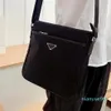 2022 Heren zwarte aktetassen Designer Nylon schoudertassen Mode Crossbody Driehoek Messenger Bag2919