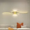 Duvar lambası Oturma odasındaki LED hafifçe dekore edilmiş ve lambalarla yatak odası