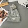 Gorros femininos moda malha gorro designer quente chapéus crânio bonés primavera inverno com carta grande pele sintética pom poms bobble chapéu de esqui de malha para presente de natal