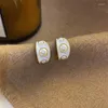 Boucles d'oreilles à clous en perles de type C pour femmes, lumière de luxe, rétro, tempérament Premium, nacré, blanc émaillé