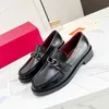 Ny lyxdesigner män klär skor äkta läder mockasins bruna kvinnors svarta loafers skor klassiska bröllopskontor affärsformella skor 35-45 med låda