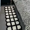 Tapis Tapis moelleux doux pour chambre à coucher tapis de chevet noir blanc Sinple peluche anti-dérapant tapis de pied nordique canapé coussin tapis petit tapis décor 231207