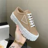 Zapatillas de deporte de diseñador para mujer gabardina nylon zapatos casuales triángulo marca señoras ruedas entrenadores lona de lujo plataforma de moda zapato sólido realzar