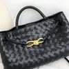 Deri Botegas Highend Venetas Omuzlu Kadınlar İçin Çantalar Eastwest Elde Taşıyıcı Andamo Dokuma Kova Tasarımcısı Bir Çanta Under Emblty Girl Büyük Çantalar Crossbody Yeni WOM T88L