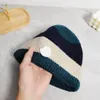 Diseñador clásico Otoño Invierno Beanie Sombreros Hombres Mujeres Moda Marca Carta Triángulo invertido Universal Gorro de punto Empalme Lana colorida Al aire libre Cálido Skull Caps