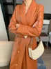 Женские куртки Lautaro, весенне-осенний длинный водонепроницаемый яркий мягкий плащ из искусственной кожи для женщин, ремень с шалевым воротником, роскошная элегантная мода 231207
