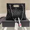 23K Designer Dames Schoudertas 33cm Leer Diamant Klassieke Zwarte Hardware Metalen Gesp Parel Handvat Luxe Handtas Gematelasseerde Keten Crossbody Tas 31 Luchthaventassen