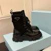 Lüks botlar bayan tasarımcı monolit Chelsea bot üçgen spor ayakkabılar tıknaz platform ayakkabı patent deri botlar mat somunlar eğitmenleri Martin Boots c120801