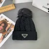 Gorros femininos moda malha gorro designer quente chapéus crânio bonés primavera inverno com carta grande pele sintética pom poms bobble chapéu de esqui de malha para presente de natal