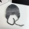 Luksusowy projektant kapelusz traper czapki zimowe projekt mody projekt uszu czapki jesień pluszowa czapka odwrócone logo trójkąta p listopt ciepłe czapkę czaszki dla kobiet Dropship