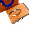 V Bangle Novo Estilo Pulseiras Mulheres Designer Carta Jóias Couro Falso Banhado A Ouro Aço Inoxidável Pulseira Feminina Presentes de Casamento