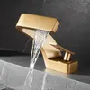 Badrumsvaskkranar kopparbassängen kranar ljus lyxigt gyllene kreativt vattenfall enstaka hål och kallt för hushållsbruk