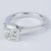 7,50 mm kudde klippt Moissanite Ring Bezel Set Engagement 10K Vitt guld