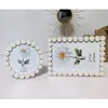 Ramki lekkie luksusowe rama metalowa stokrotka kreatywna domowa dekoracja ślubna po ramie Urodziny Pulpit Crafts Ornament 231207